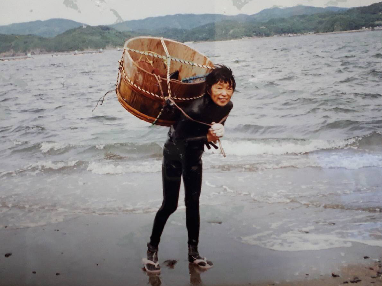 牛深の海に生身で飛び込む。牛深の漁を支える素潜り漁 - 牛深水産株式会社